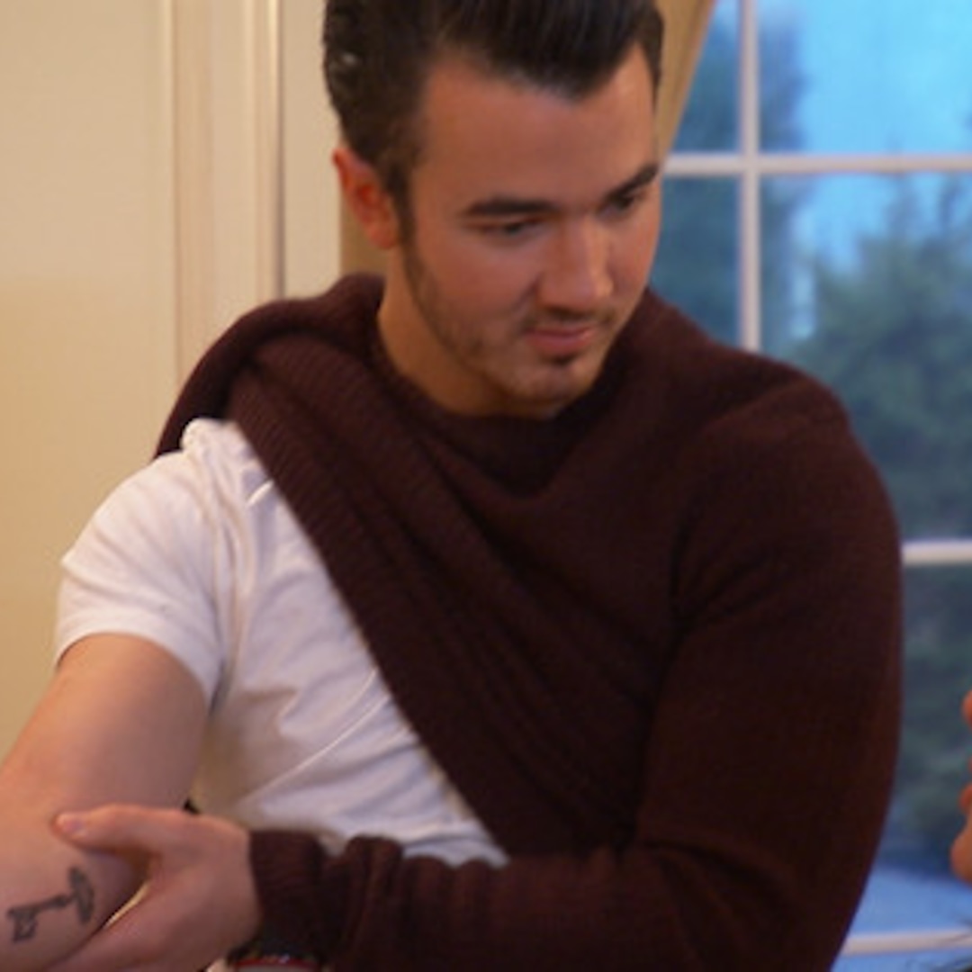 Kevin Jonas Gets a Tattoo